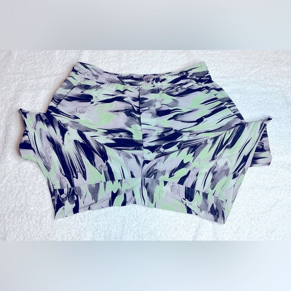 Lululemon Athletica men’s Green and Black Athletic Shorts camouflage size S - Picture 2 of 8